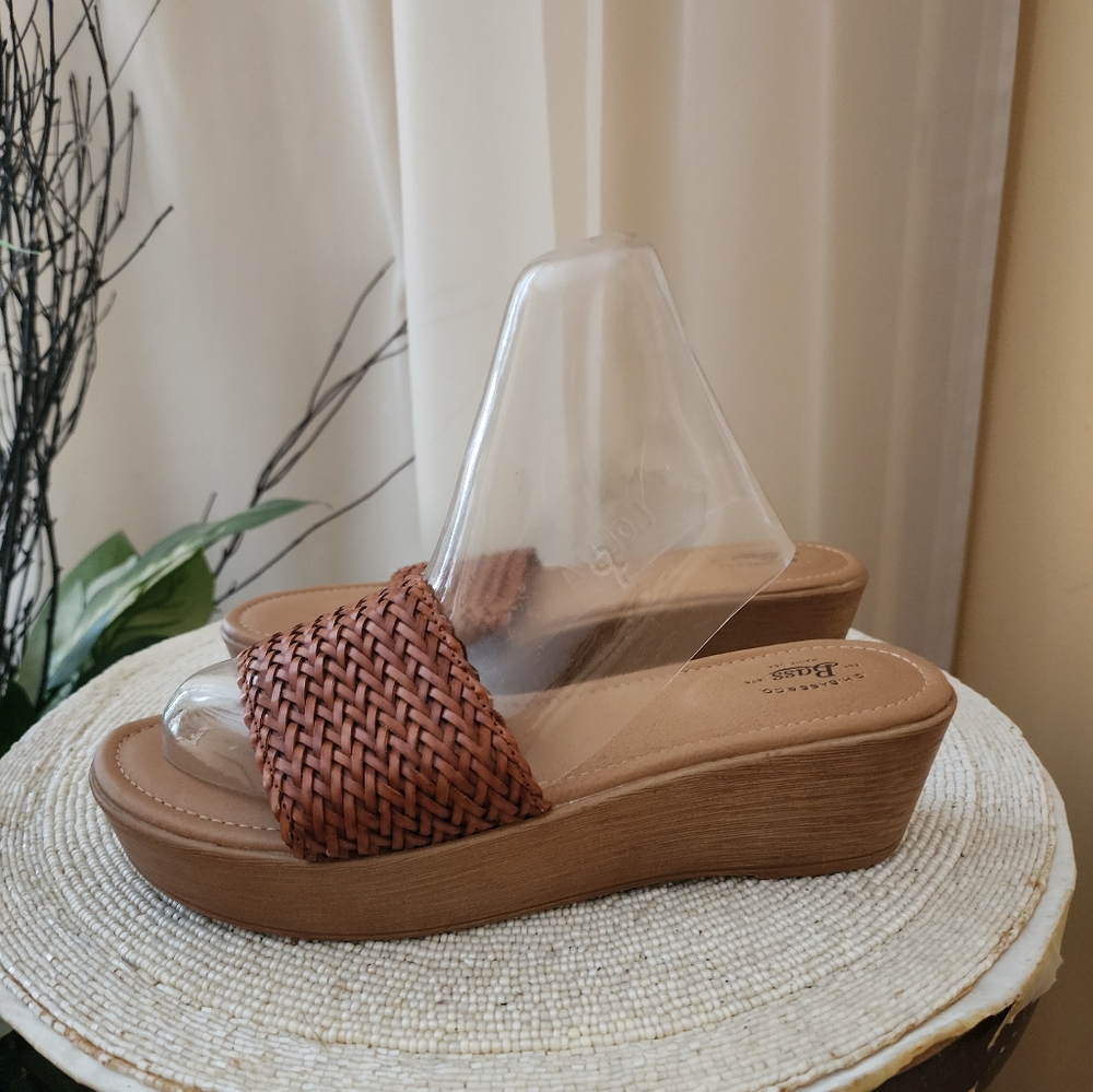 bass womens "willow" slide on 2" platform sandals.size 7. New Condition